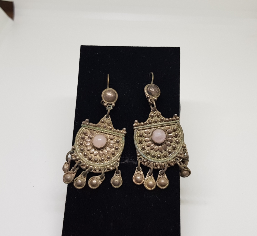 KABARTMA İŞÇİLİKLİ VE KUVARZ TAŞLI ÖZEL YAPIM ANTİKA GÜMÜŞ KÜPE