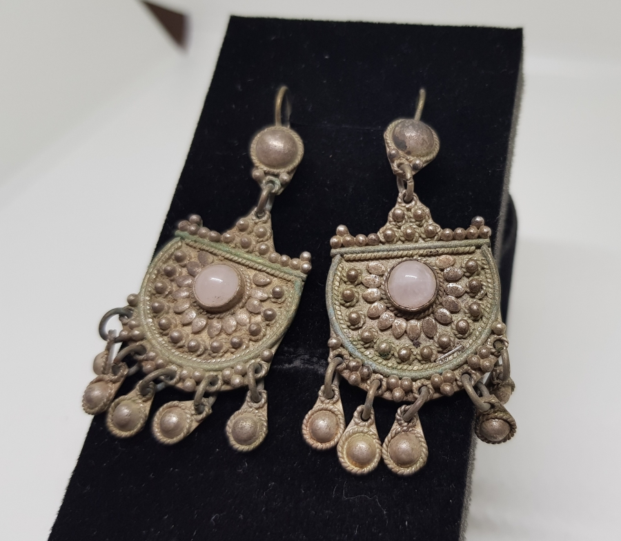 KABARTMA İŞÇİLİKLİ VE KUVARZ TAŞLI ÖZEL YAPIM ANTİKA GÜMÜŞ KÜPE