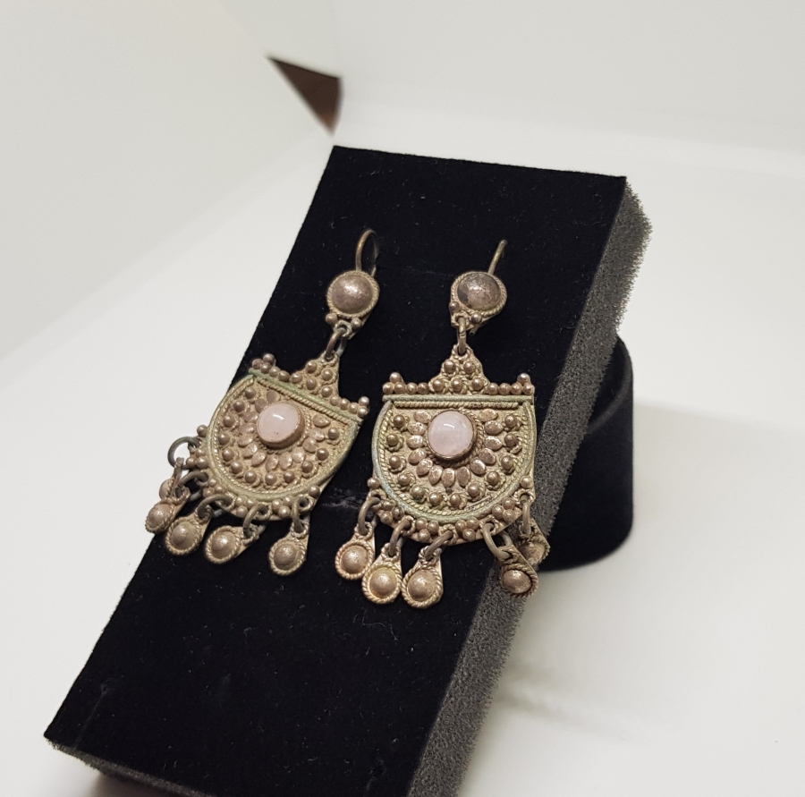 KABARTMA İŞÇİLİKLİ VE KUVARZ TAŞLI ÖZEL YAPIM ANTİKA GÜMÜŞ KÜPE