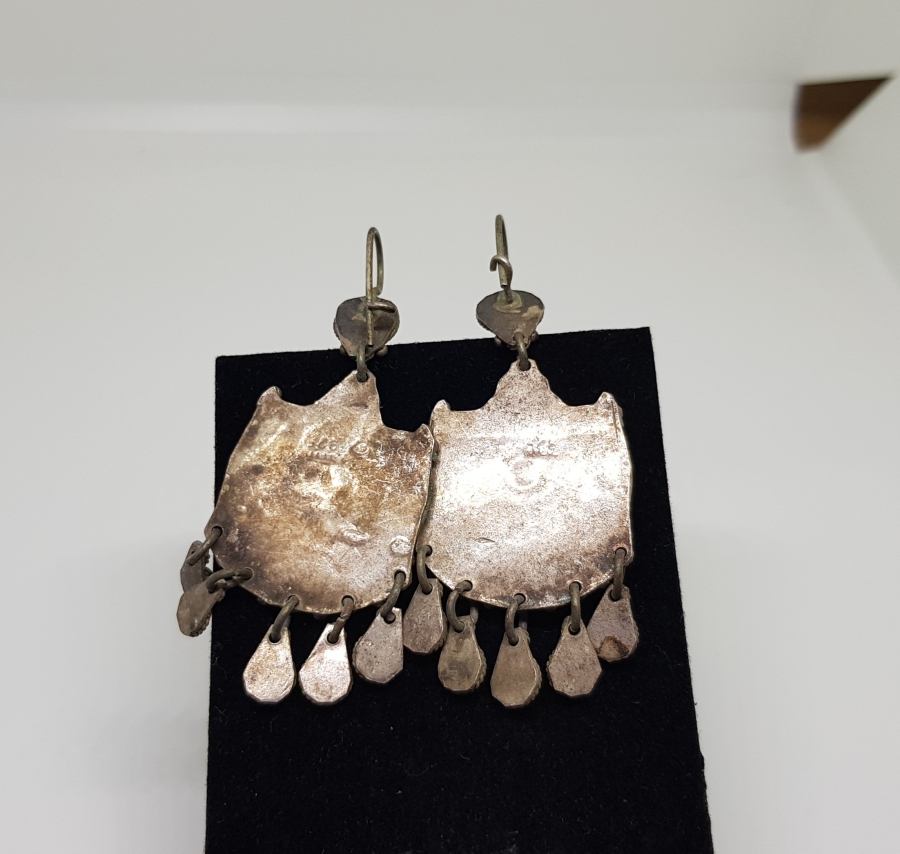 KABARTMA İŞÇİLİKLİ VE KUVARZ TAŞLI ÖZEL YAPIM ANTİKA GÜMÜŞ KÜPE