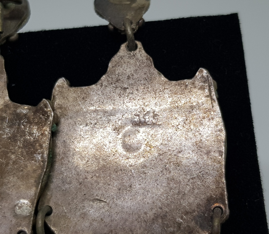 KABARTMA İŞÇİLİKLİ VE KUVARZ TAŞLI ÖZEL YAPIM ANTİKA GÜMÜŞ KÜPE