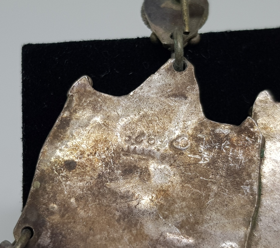 KABARTMA İŞÇİLİKLİ VE KUVARZ TAŞLI ÖZEL YAPIM ANTİKA GÜMÜŞ KÜPE