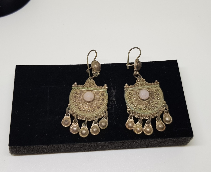 KABARTMA İŞÇİLİKLİ VE KUVARZ TAŞLI ÖZEL YAPIM ANTİKA GÜMÜŞ KÜPE