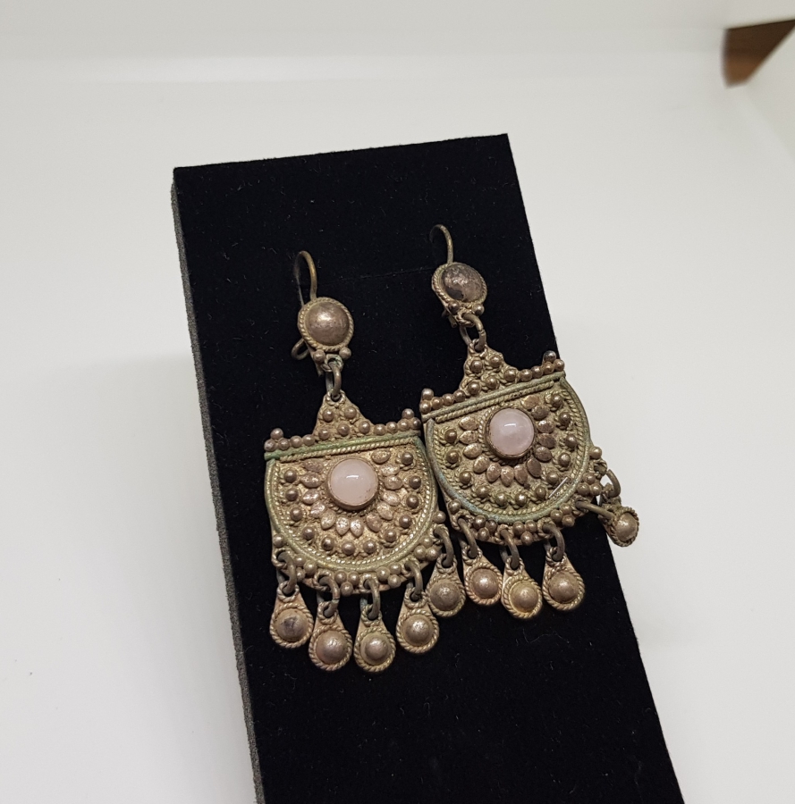 KABARTMA İŞÇİLİKLİ VE KUVARZ TAŞLI ÖZEL YAPIM ANTİKA GÜMÜŞ KÜPE