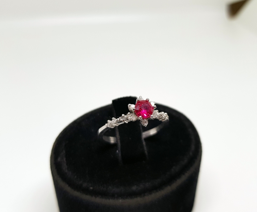 YAKUT VE PIRLANTA TAŞLI FRANSIZ GÜLÜ MODELİ YÜZÜK