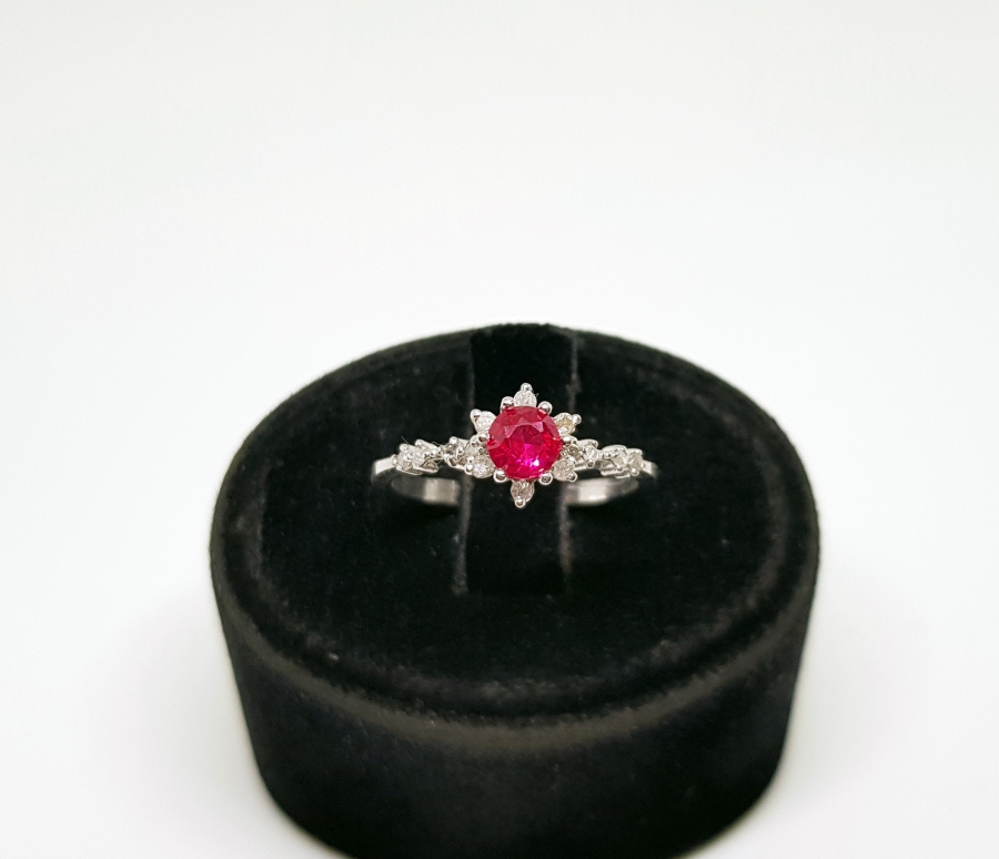 YAKUT VE PIRLANTA TAŞLI FRANSIZ GÜLÜ MODELİ YÜZÜK