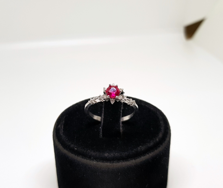 YAKUT VE PIRLANTA TAŞLI FRANSIZ GÜLÜ MODELİ YÜZÜK