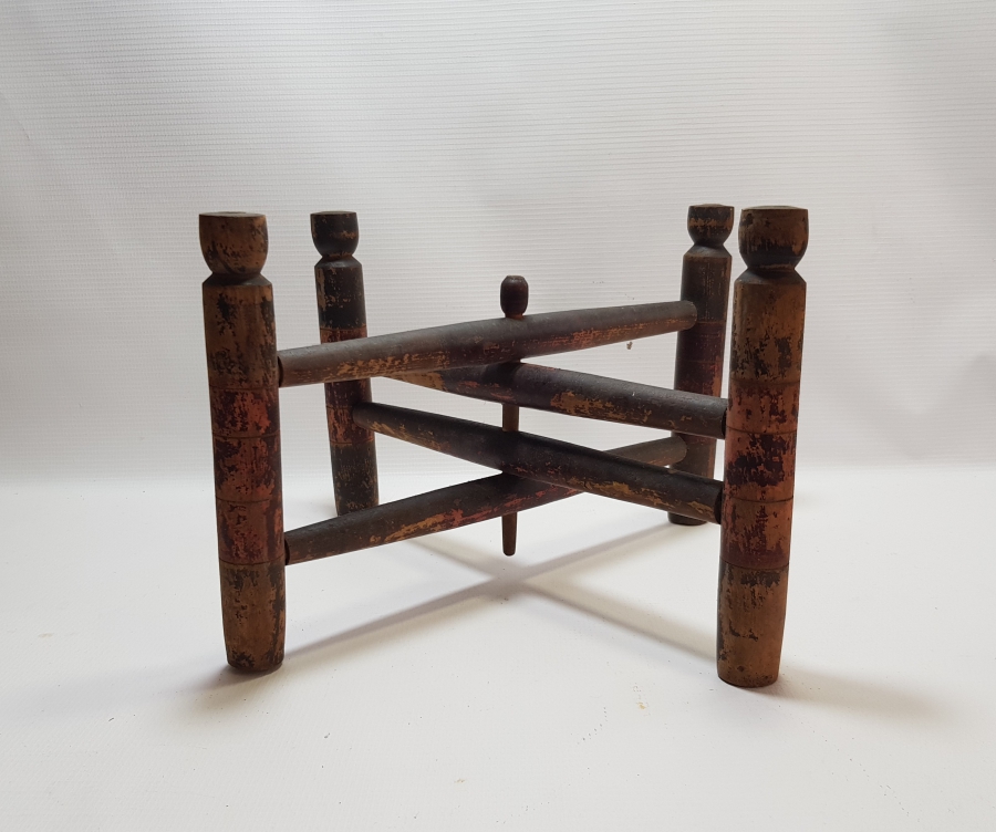 ÜZERİ KÖK BOYALI BÜYÜK BOY OSMANLI DÖNEMİ TEKKE İŞİ AHŞAP SOFRA ALTI