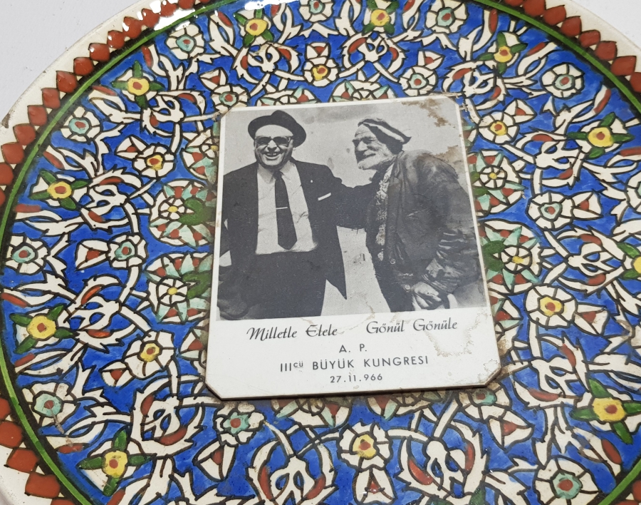 1966 ADALET PARTİSİ KONULU KÜTAHYA SERAMİK TABAK