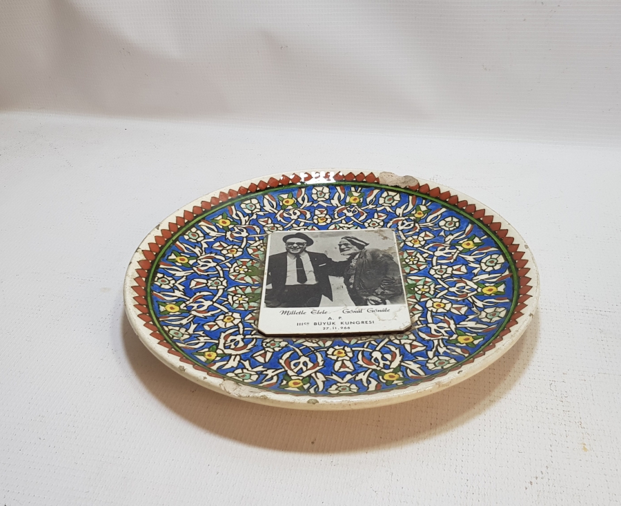 1966 ADALET PARTİSİ KONULU KÜTAHYA SERAMİK TABAK