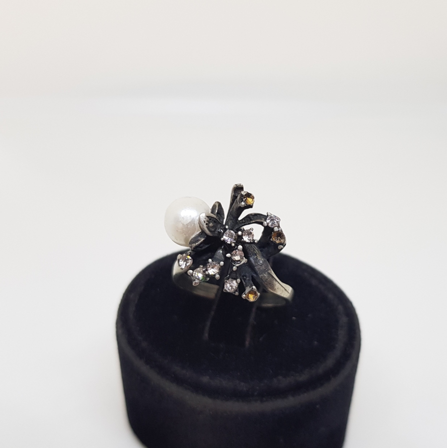 ZİRKON TAŞLI VE İNCİLİ GÜMÜŞ YÜZÜK