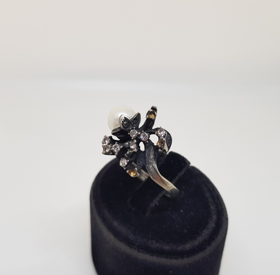 ZİRKON TAŞLI VE İNCİLİ GÜMÜŞ YÜZÜK