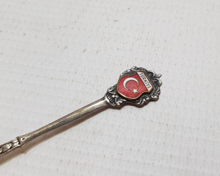AY YILDIZ BAYRAKLI VE TÜRKİYE YAZILI MİNELİ GÜMÜŞ ÇAY KAŞIĞI