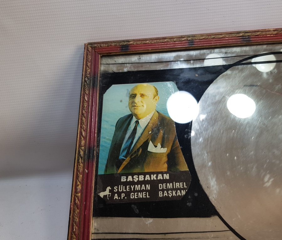 ADNAN MENDERES VE SÜLEYMAN DEMİREL GÖRSELLİ EL YAPIMI ANTİKA AYNA PANO