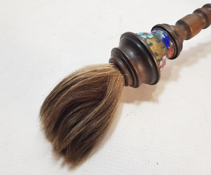 ÜZERİ MİNE İŞÇİLİKLİ VE AHŞAP TUTMAÇLI NADİR AT KILI TOZ SÜPÜRGESİ