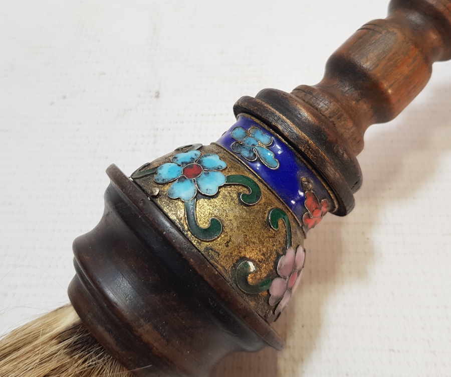 ÜZERİ MİNE İŞÇİLİKLİ VE AHŞAP TUTMAÇLI NADİR AT KILI TOZ SÜPÜRGESİ