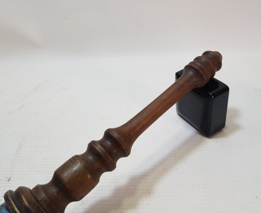 ÜZERİ MİNE İŞÇİLİKLİ VE AHŞAP TUTMAÇLI NADİR AT KILI TOZ SÜPÜRGESİ