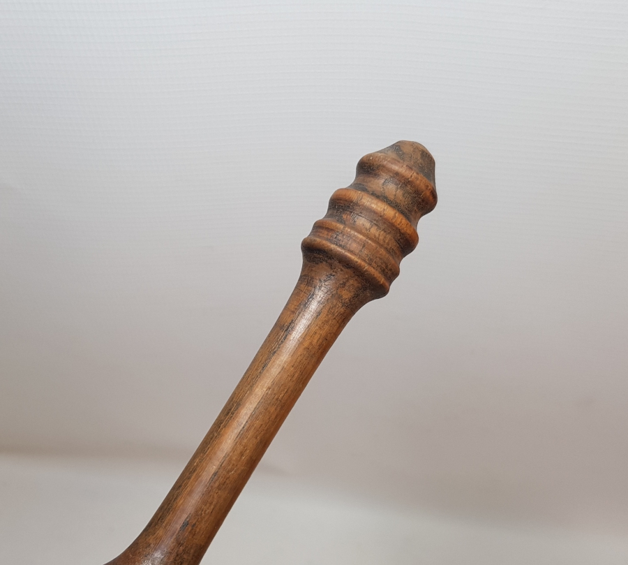 ÜZERİ MİNE İŞÇİLİKLİ VE AHŞAP TUTMAÇLI NADİR AT KILI TOZ SÜPÜRGESİ