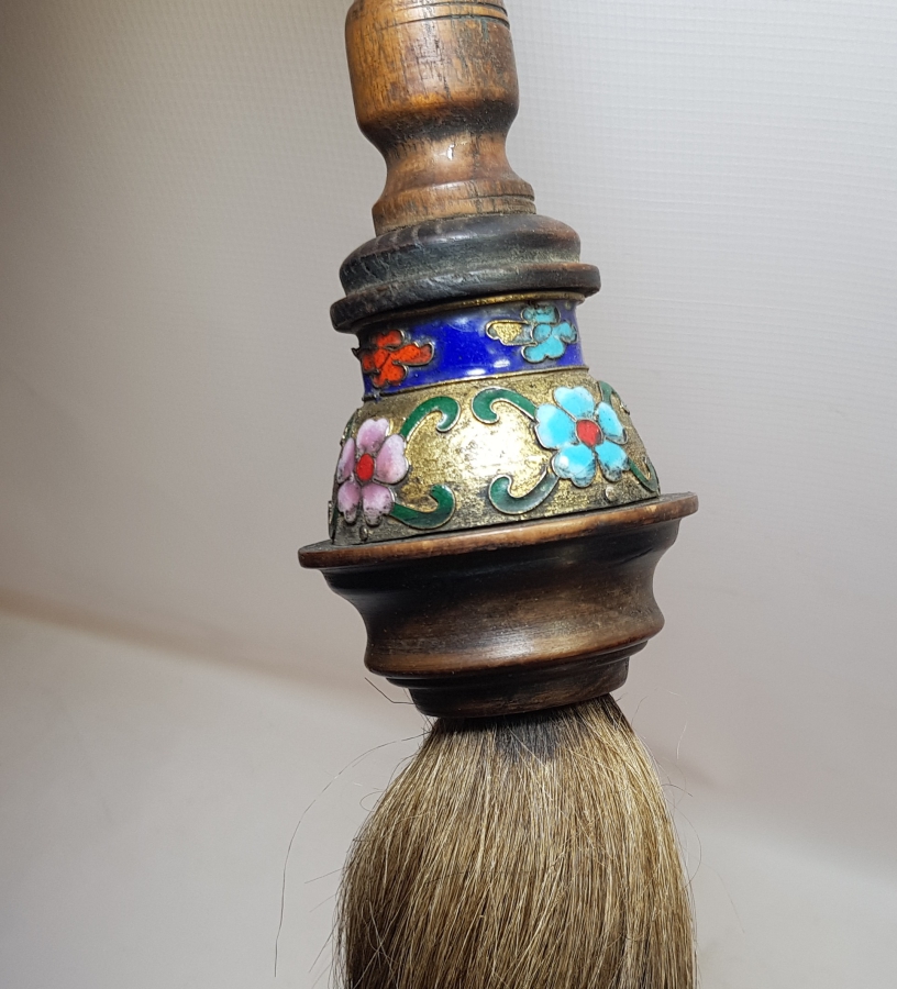 ÜZERİ MİNE İŞÇİLİKLİ VE AHŞAP TUTMAÇLI NADİR AT KILI TOZ SÜPÜRGESİ