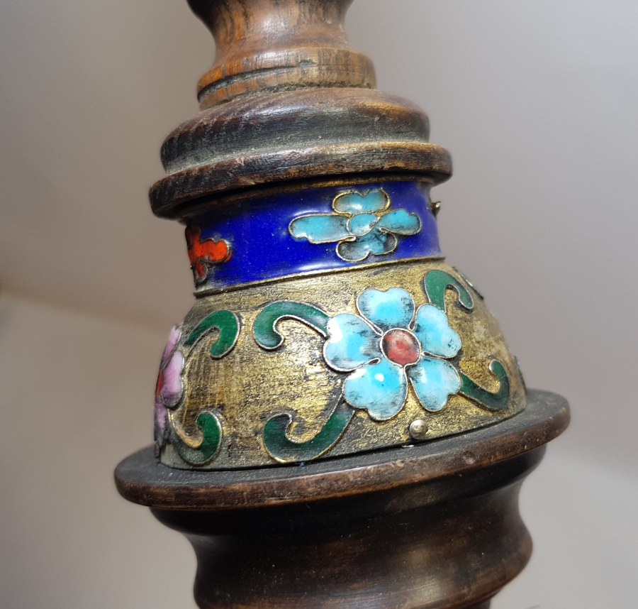 ÜZERİ MİNE İŞÇİLİKLİ VE AHŞAP TUTMAÇLI NADİR AT KILI TOZ SÜPÜRGESİ