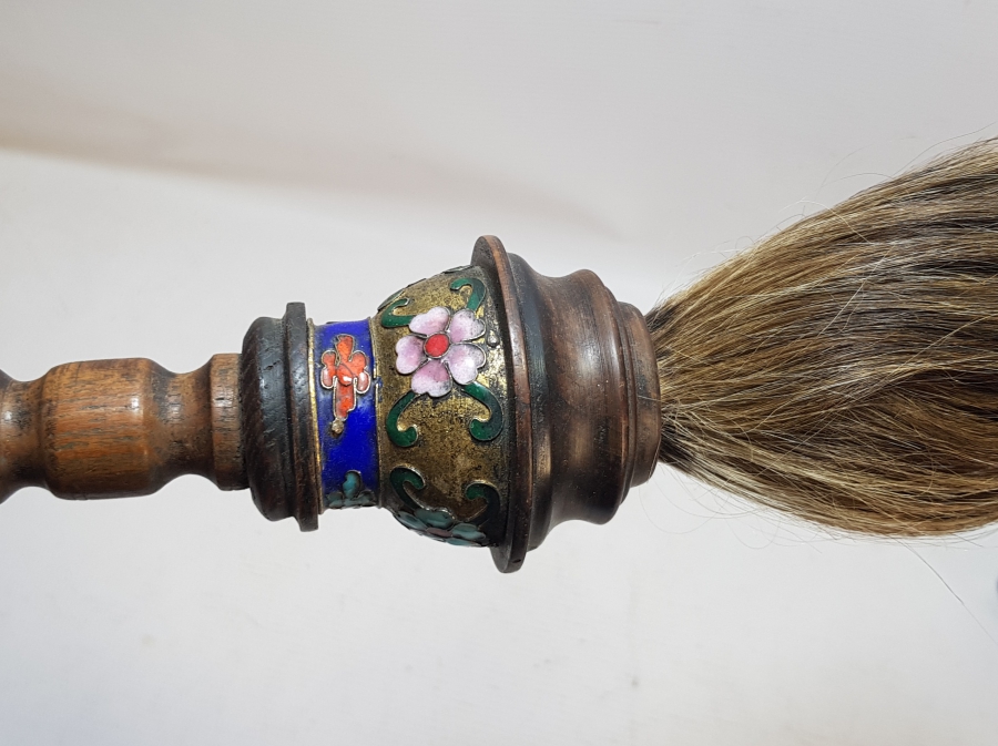 ÜZERİ MİNE İŞÇİLİKLİ VE AHŞAP TUTMAÇLI NADİR AT KILI TOZ SÜPÜRGESİ