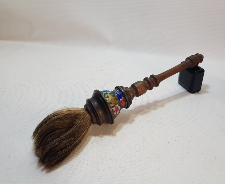 ÜZERİ MİNE İŞÇİLİKLİ VE AHŞAP TUTMAÇLI NADİR AT KILI TOZ SÜPÜRGESİ