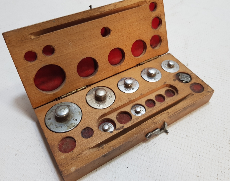 AHŞAP KUTUSUNDA ANTİKA DİRHEM TAKIMI