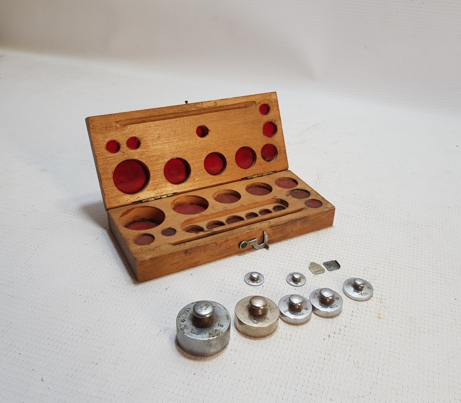 AHŞAP KUTUSUNDA ANTİKA DİRHEM TAKIMI