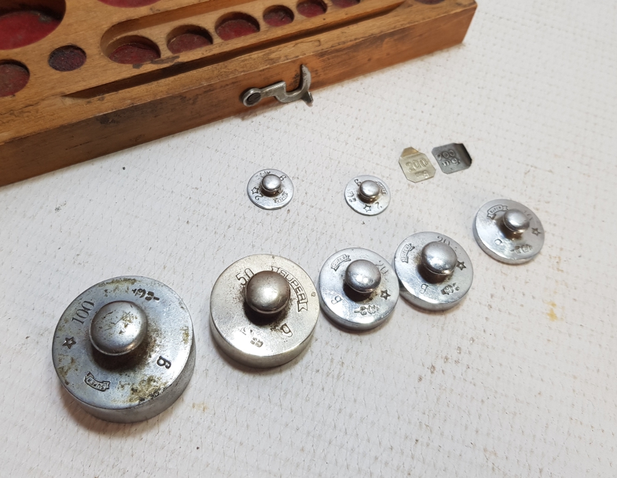 AHŞAP KUTUSUNDA ANTİKA DİRHEM TAKIMI