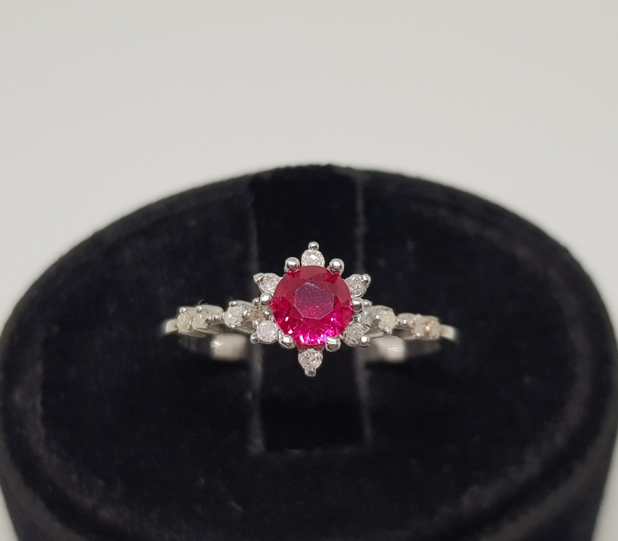 YAKUT VE PIRLANTA TAŞLI PAPATYA MODEL YÜZÜK