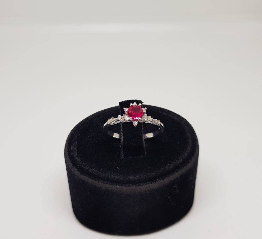 YAKUT VE PIRLANTA TAŞLI PAPATYA MODEL YÜZÜK