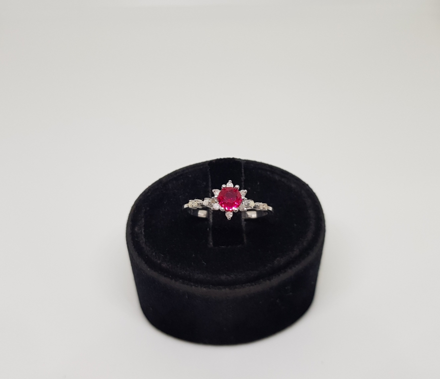 YAKUT VE PIRLANTA TAŞLI PAPATYA MODEL YÜZÜK