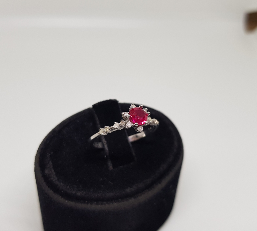 YAKUT VE PIRLANTA TAŞLI PAPATYA MODEL YÜZÜK