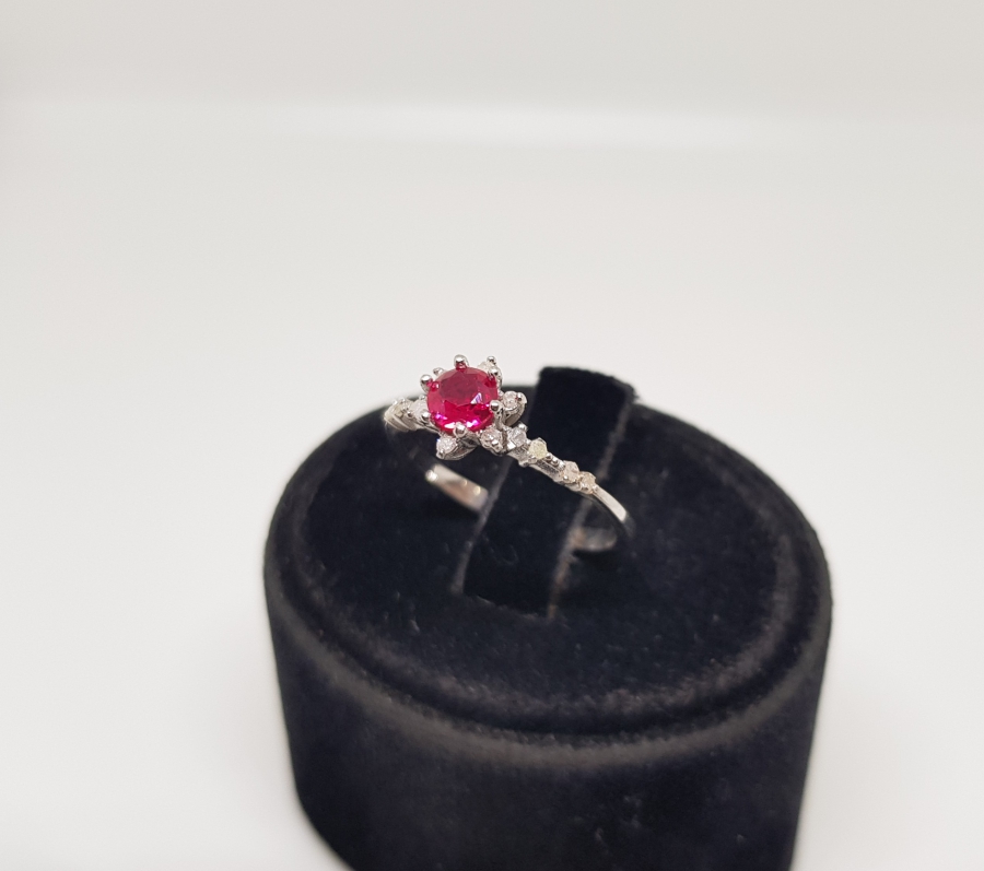 YAKUT VE PIRLANTA TAŞLI PAPATYA MODEL YÜZÜK