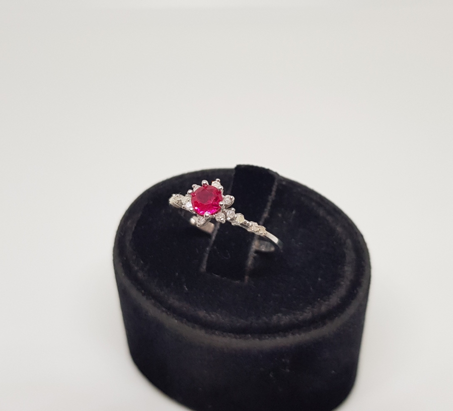 YAKUT VE PIRLANTA TAŞLI PAPATYA MODEL YÜZÜK