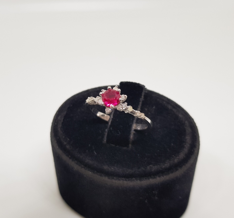 YAKUT VE PIRLANTA TAŞLI PAPATYA MODEL YÜZÜK