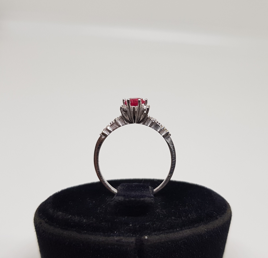 YAKUT VE PIRLANTA TAŞLI PAPATYA MODEL YÜZÜK