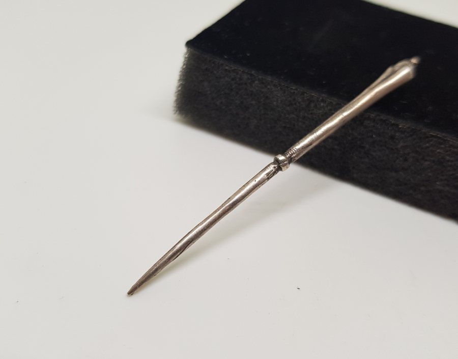 ÜST KISMI LALE FORMUNDA OSMANLI DÖNEMİ GÜMÜŞ İĞNE