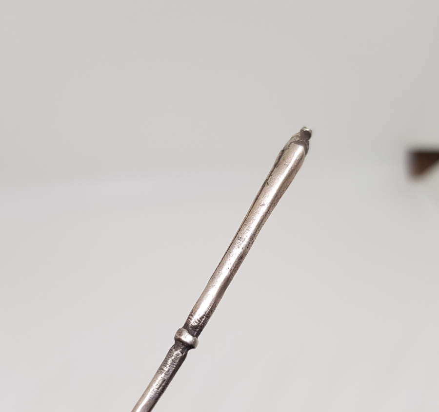 ÜST KISMI LALE FORMUNDA OSMANLI DÖNEMİ GÜMÜŞ İĞNE