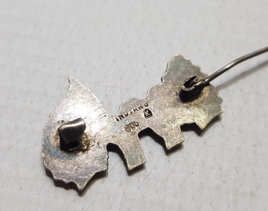 KIZILDERİLİ GÖRSELLİ KABARTMA İŞÇİLİKLİ ANTİKA GÜMÜŞ AMERİKAN BROŞ