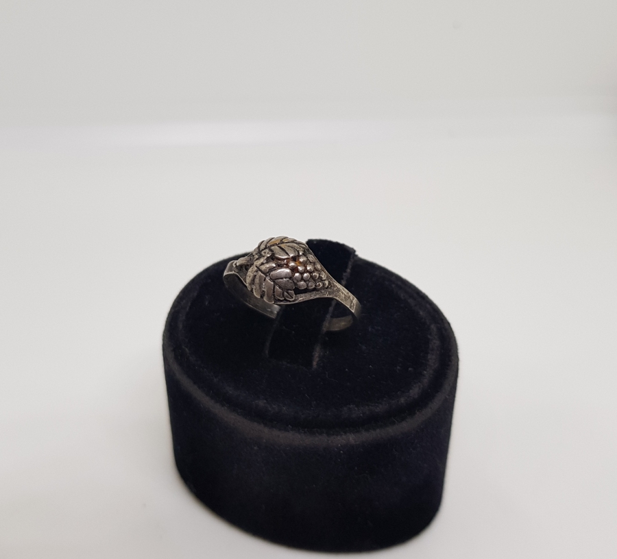 ÜZÜM SALKIMI FORMLU KABARTMA İŞÇİLİKLİ GÜMÜŞ YÜZÜK