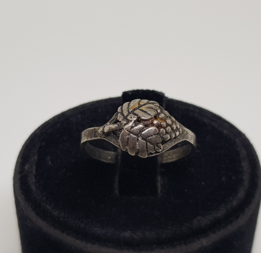 ÜZÜM SALKIMI FORMLU KABARTMA İŞÇİLİKLİ GÜMÜŞ YÜZÜK