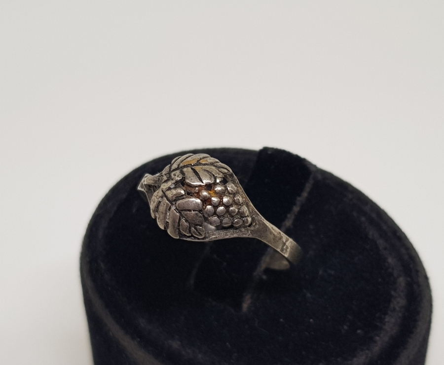 ÜZÜM SALKIMI FORMLU KABARTMA İŞÇİLİKLİ GÜMÜŞ YÜZÜK