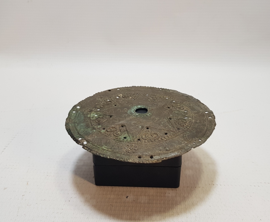 ÜZERİNDE 8 KÖŞELİ OSMANLI YILDIZI BULUNAN OSMANLI DÖNEMİ KABARTMA İŞÇİLİKLİ GELİN TEPELİĞİ