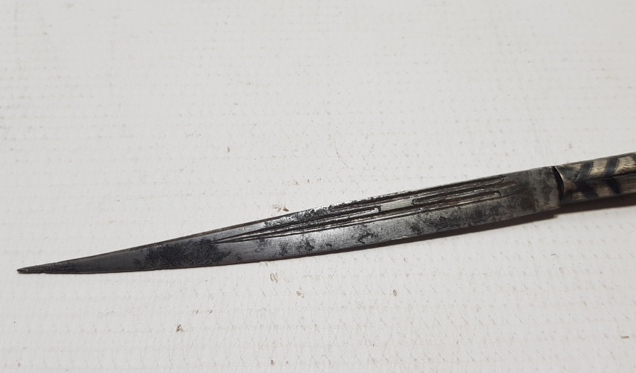 SAVAT İŞÇİLİKLİ VE BOYNUZ SAPLI RUMCA YAZILI NADİR SÜRMENE KAMA