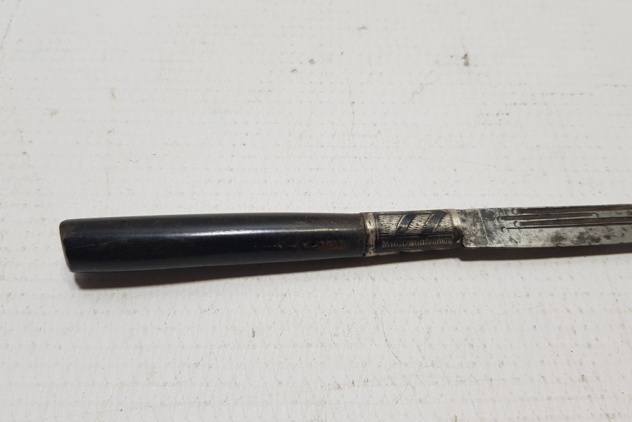 SAVAT İŞÇİLİKLİ VE BOYNUZ SAPLI RUMCA YAZILI NADİR SÜRMENE KAMA