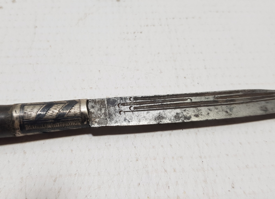 SAVAT İŞÇİLİKLİ VE BOYNUZ SAPLI RUMCA YAZILI NADİR SÜRMENE KAMA