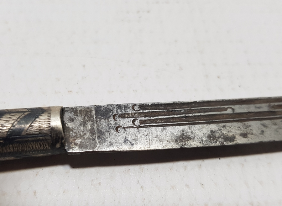 SAVAT İŞÇİLİKLİ VE BOYNUZ SAPLI RUMCA YAZILI NADİR SÜRMENE KAMA