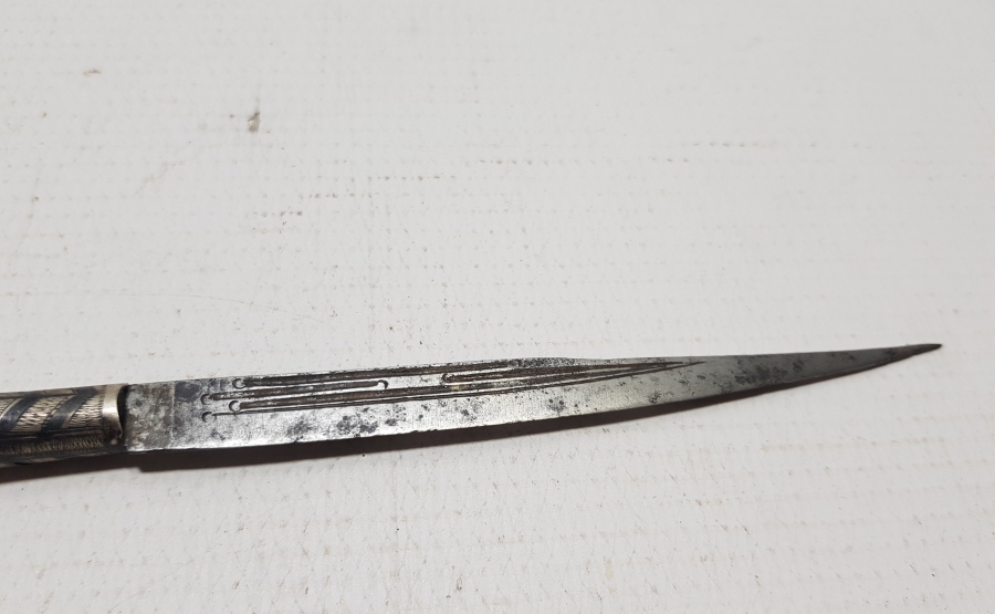 SAVAT İŞÇİLİKLİ VE BOYNUZ SAPLI RUMCA YAZILI NADİR SÜRMENE KAMA