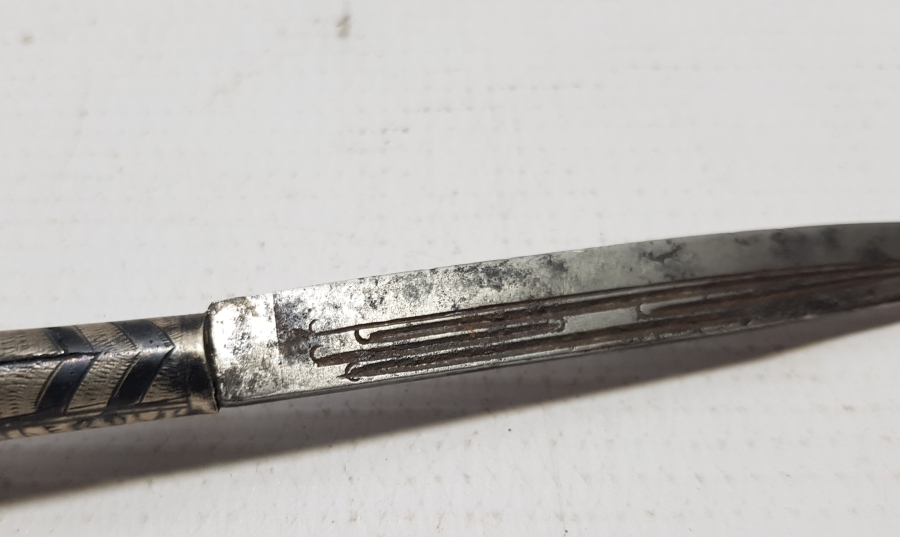 SAVAT İŞÇİLİKLİ VE BOYNUZ SAPLI RUMCA YAZILI NADİR SÜRMENE KAMA